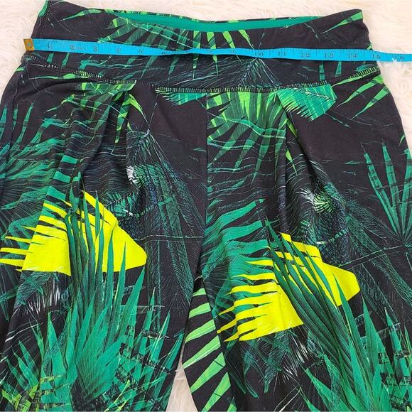 Fabletics Green Forest Floral Print Capri Workout Leggings Women's Small - Picture 11 of 12